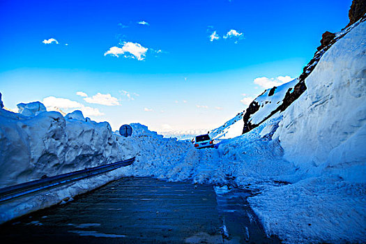 新疆,雪山,蓝天白云,道路