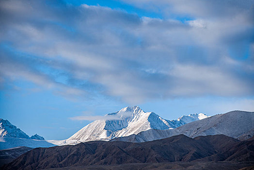 g318国道旁清晨日照喀英迪克让雪山,喀拉吉勒嘎乔库雪山,米纳尔山雪山