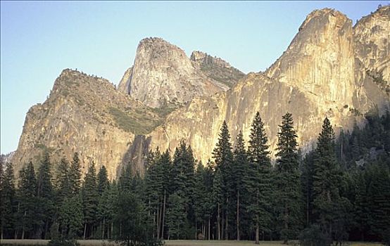 教堂岩,布里尔维尔瀑布,优胜美地山谷,加利福尼亚,美国