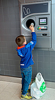 男孩,6岁,空,罐,自动,机器,商店,瑞典,欧洲