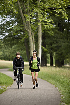 情侣,年轻,微笑,骑自行车,慢跑,相互关系,运动,休闲,全身,户外