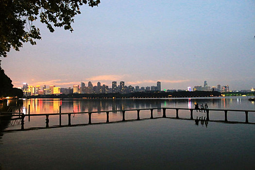 湖北省武汉市东湖边的城市夜景
