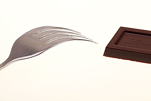 银色叉子和棕色巧克力