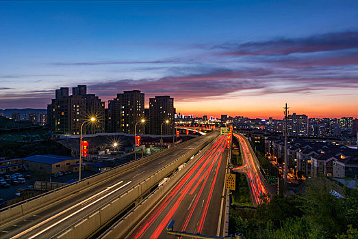 雅玛里克山火烧云城市夜景