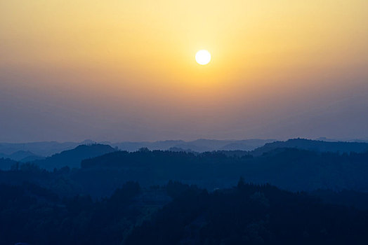 日出甜太阳在群山之上