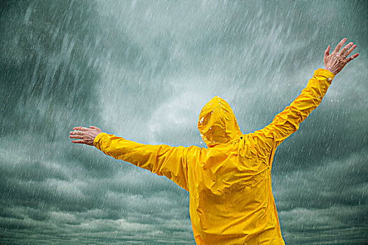 男人,黄色,外套,享受,雨,聚焦