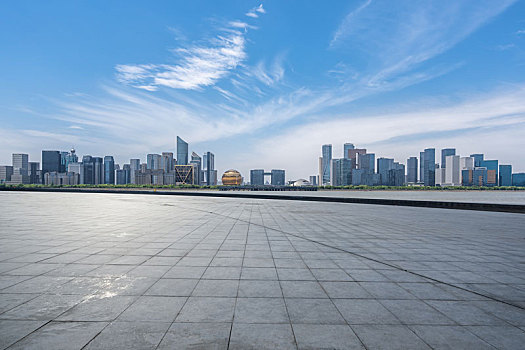 空旷广场与城市天际线