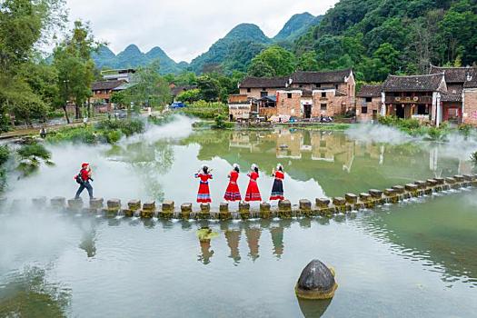中国湖南江永县打造勾蓝瑶寨特色景区吸引众多游客