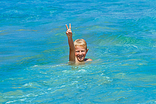 男孩,8岁,游泳,海洋,微笑,制作,胜利,手势
