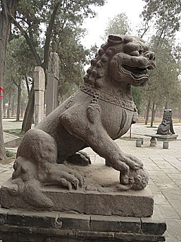 陵墓周边放置的古代铸铁狮子