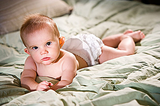 6个月大,女婴,躺着,床,鸭绒被