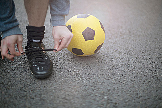 男青年,系鞋带,足球,旁侧,下部