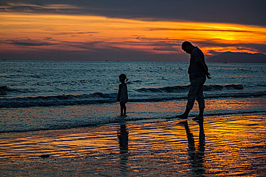 海滩上的父亲和女儿