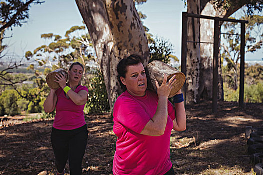 两个女人,重,圆木,障碍训练场,露营