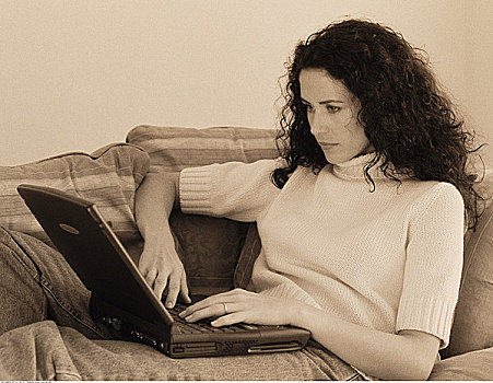 女人,沙发,使用笔记本,电脑