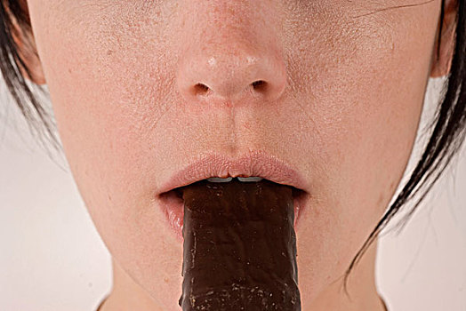 年轻,女人,舔,巧克力,棒棒糖
