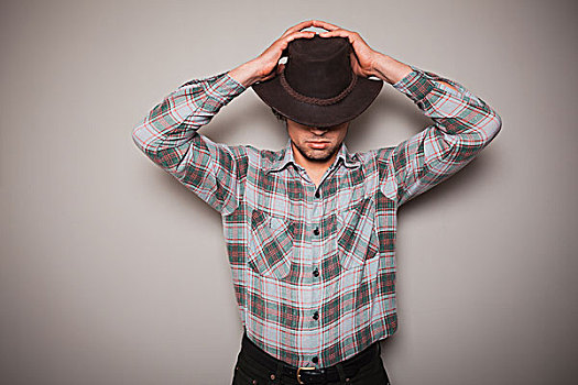 男青年,戴着,牛仔帽,格子衬衫,姿势,绿色,墙壁