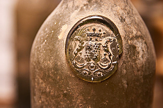 老式,尘土,葡萄酒瓶,密封,瓶子,展示,盾徽,两只,动物,城堡,法国