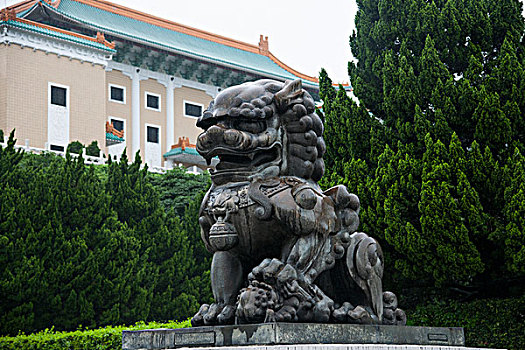 台湾台北市雨后的故宫博物院石狮