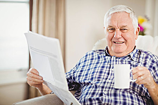 老人,读报,客厅,一杯咖啡