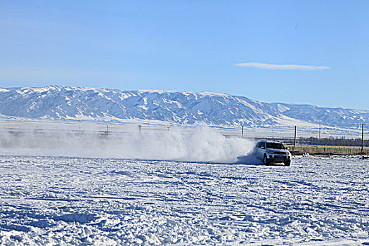 雪地汽车漂移