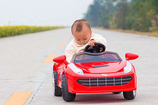 孩童驾驶玩具车