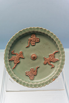 上海博物馆的元代龙泉窑青釉露胎贴花云凤纹盘