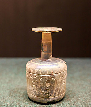 南京市博物馆馆藏文物琉璃净瓶