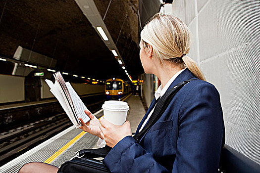 职业女性,等待,伦敦,地铁