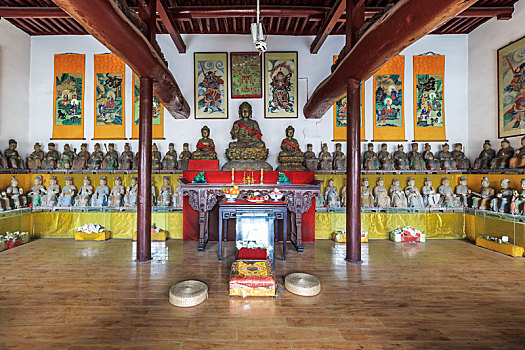 山西平遥古城马家大院内供奉许多神像的佛堂