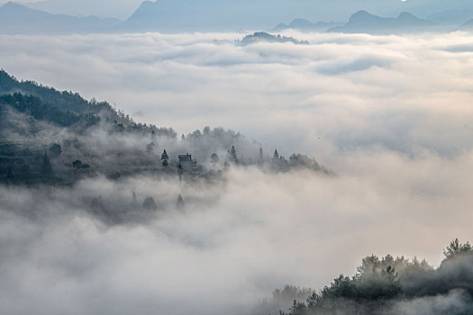 重庆酉阳,骄阳白雾照山村