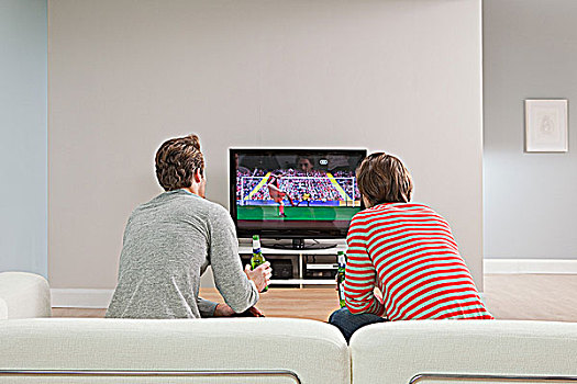 两个,年轻,男人,看,足球,电视