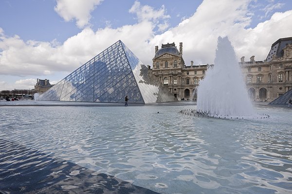 卢浮宫喷泉图片