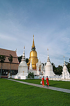 东南亚泰国金顶寺庙和僧侣