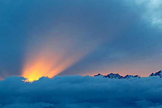山顶云海,日落,云层里透出的一束阳光