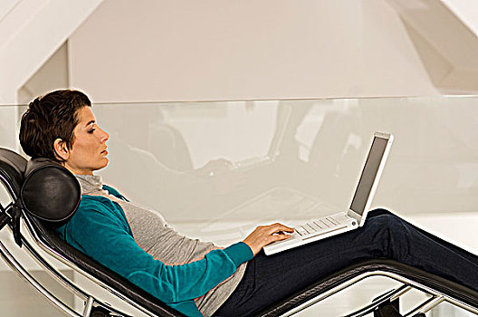 职业女性,倚靠,躺椅,笔记本电脑