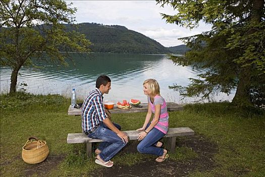 年轻,情侣,野餐,湖