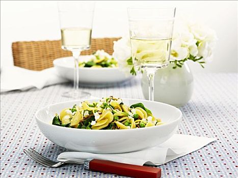 意大利面,豌豆,奶酪,带叶蔬菜,玻璃杯,白葡萄酒