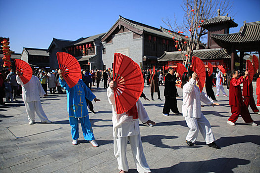 山东省日照市,市民在街头表演打太极,犹如行云流水让人赏心悦目