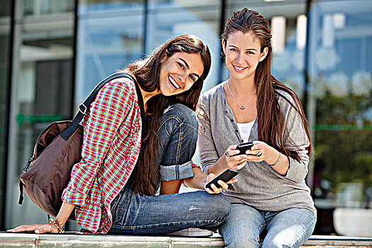 肖像,两个女人,拿着,手机,微笑