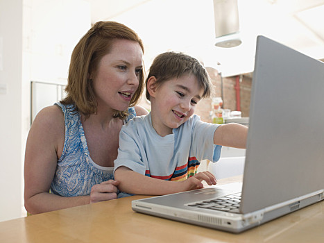 母亲,帮助,儿子,使用,笔记本电脑
