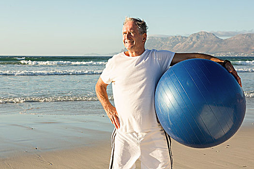 老人,拿着,健身球,站立,海滩,晴天