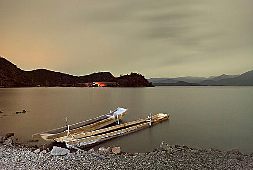 两个,渔船,停泊,湖岸,泸沽湖,云南,中国