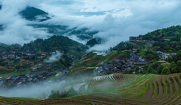 单反相机拍摄雨后龙脊梯田