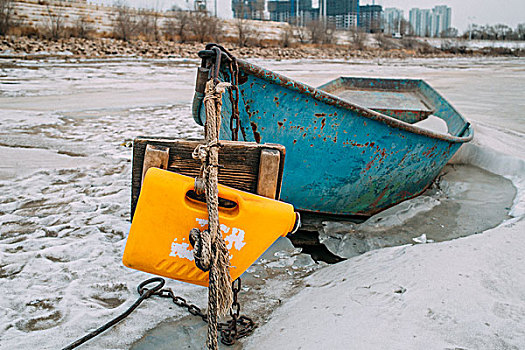 冬天冻结的江面上的废弃渡船