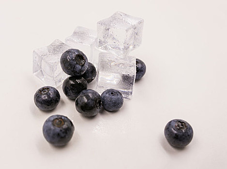 冰块蓝莓