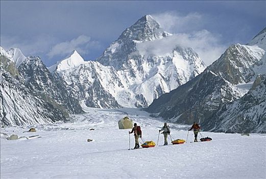 三个,滑雪者,拉拽,雪撬,乔戈里峰,后面,顶峰,世界,喀喇昆仑山,巴基斯坦