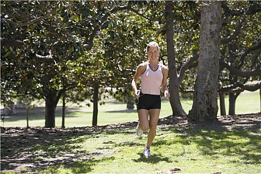 女人,慢跑,公园,听,mp3播放器,微笑,树,背景