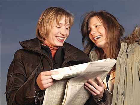 两个女人,读报,笑
