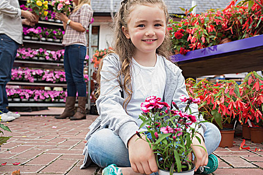 小女孩,拿着,花,微笑,坐,小路,花卉商店